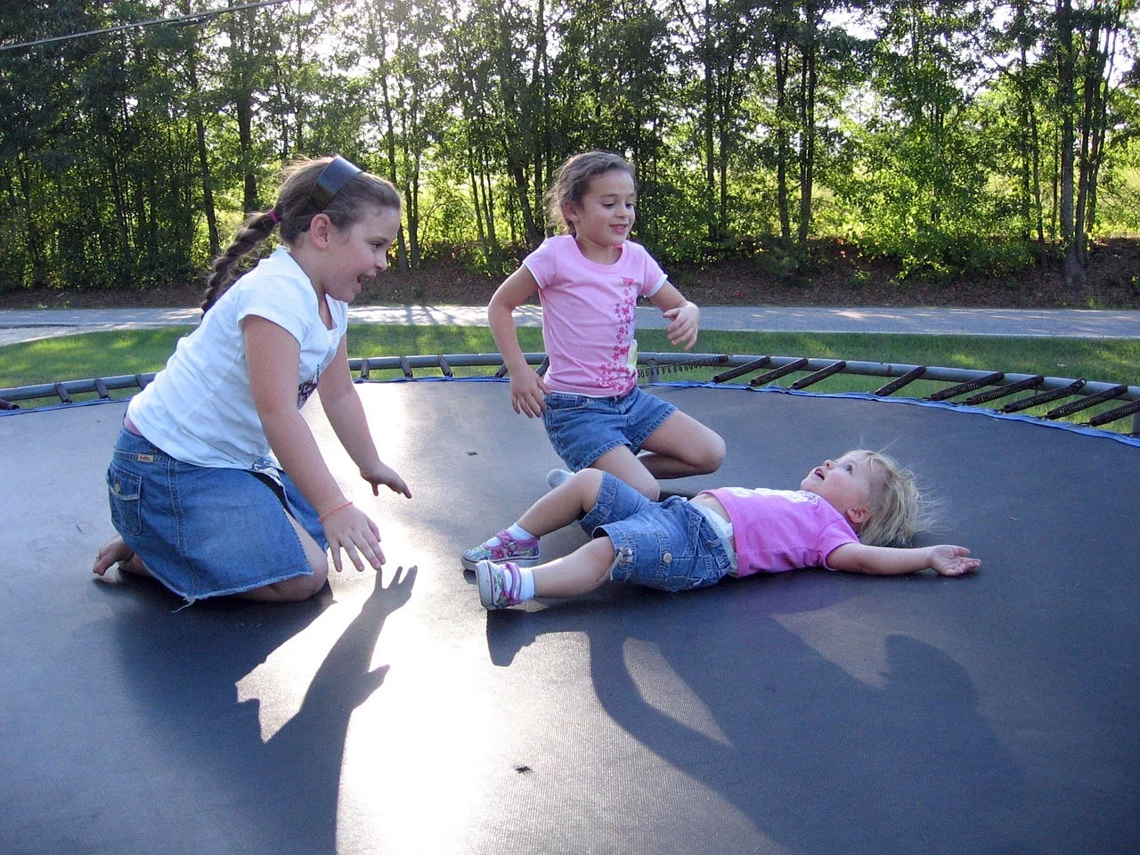 Zabawa na trampolinie