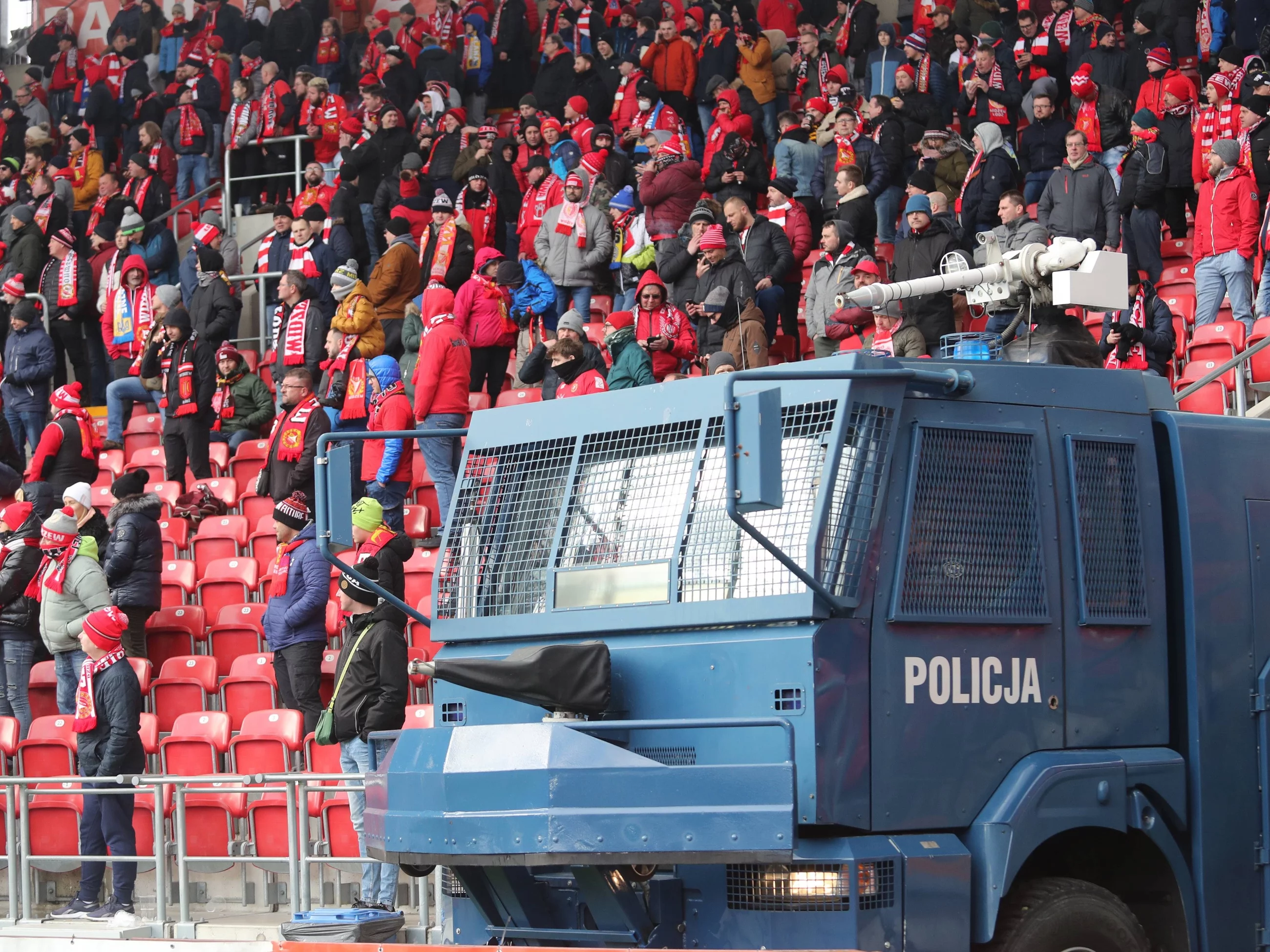 Pancerny samochód policji na stadionie Widzewa Łódź