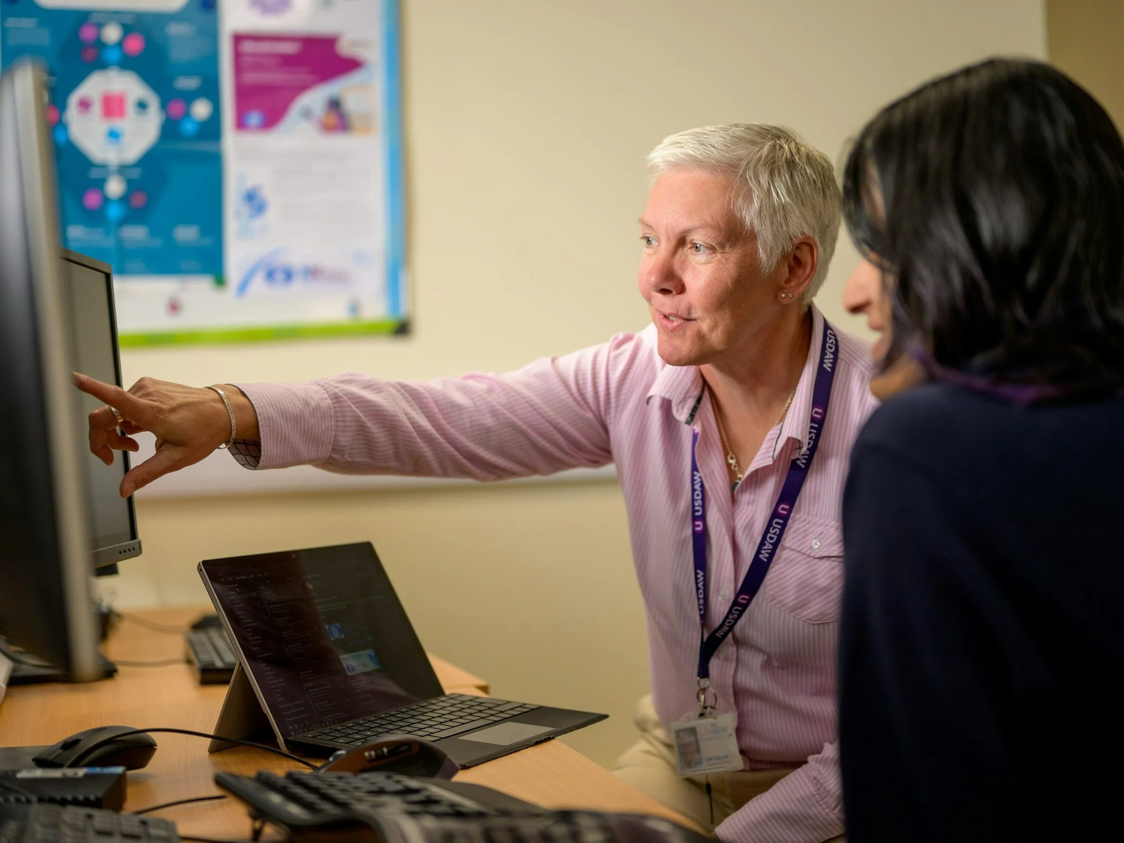 Seniorka przy komputerze