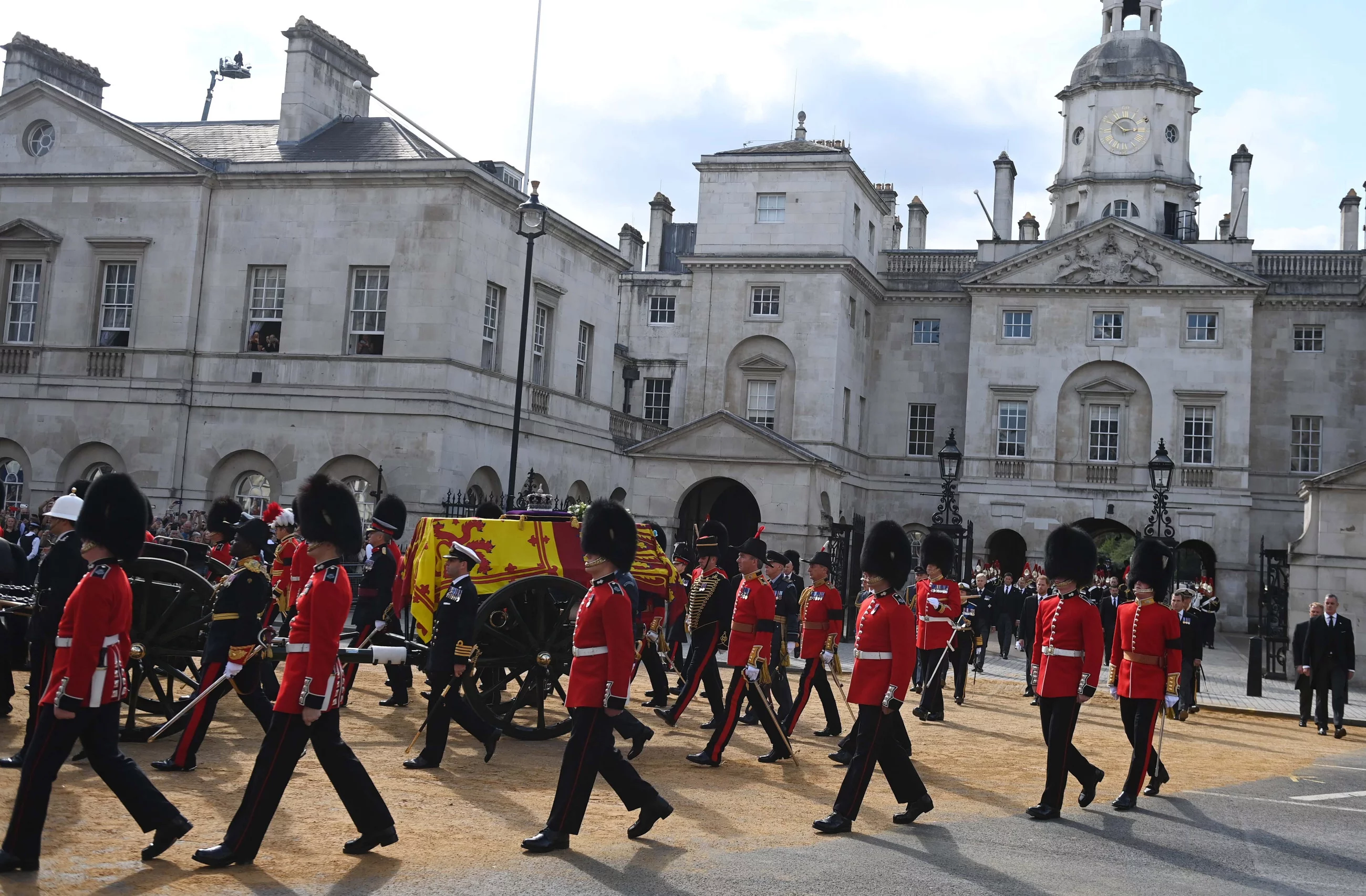 Trumna królowej Elżbiety II w drodze z Pałacu Buckingham do Pałacu Westminsterskiego