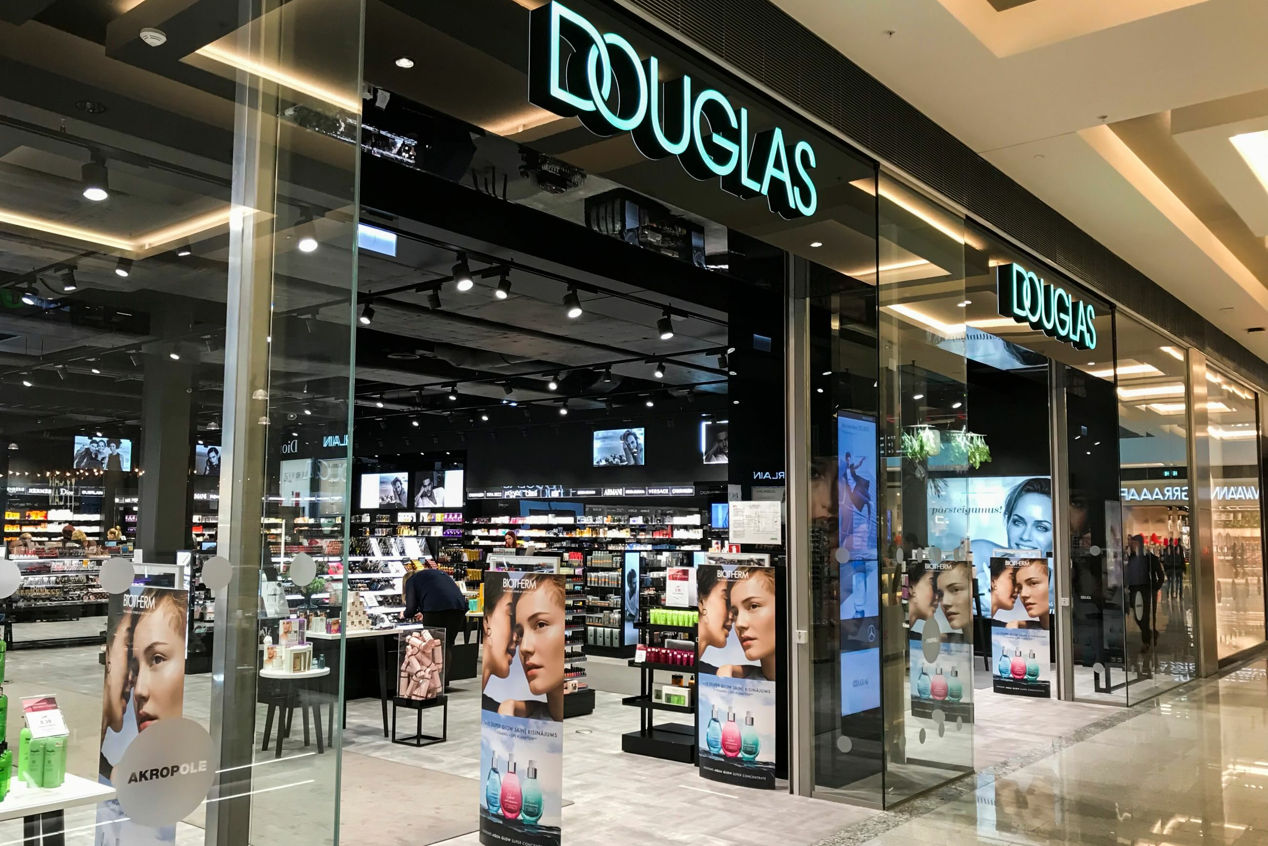 Ceny perfum w sklepach Douglas. Czy w Niemczech jest taniej?