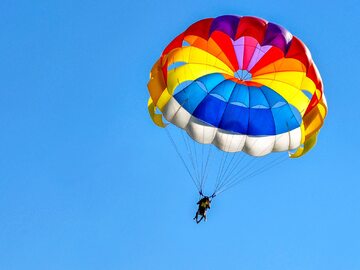 Skok ze spadochronem. Zdjęcie ilustracyjne