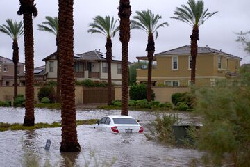 Skutki huraganu Hilary w miejscowości Cathedral City w Kalifornii