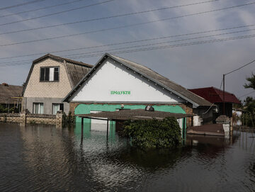 Skutki powodzi w obwodzie chersońskim po wysadzeniu tamy na Dnieprze, zdjęcie ilustracyjne