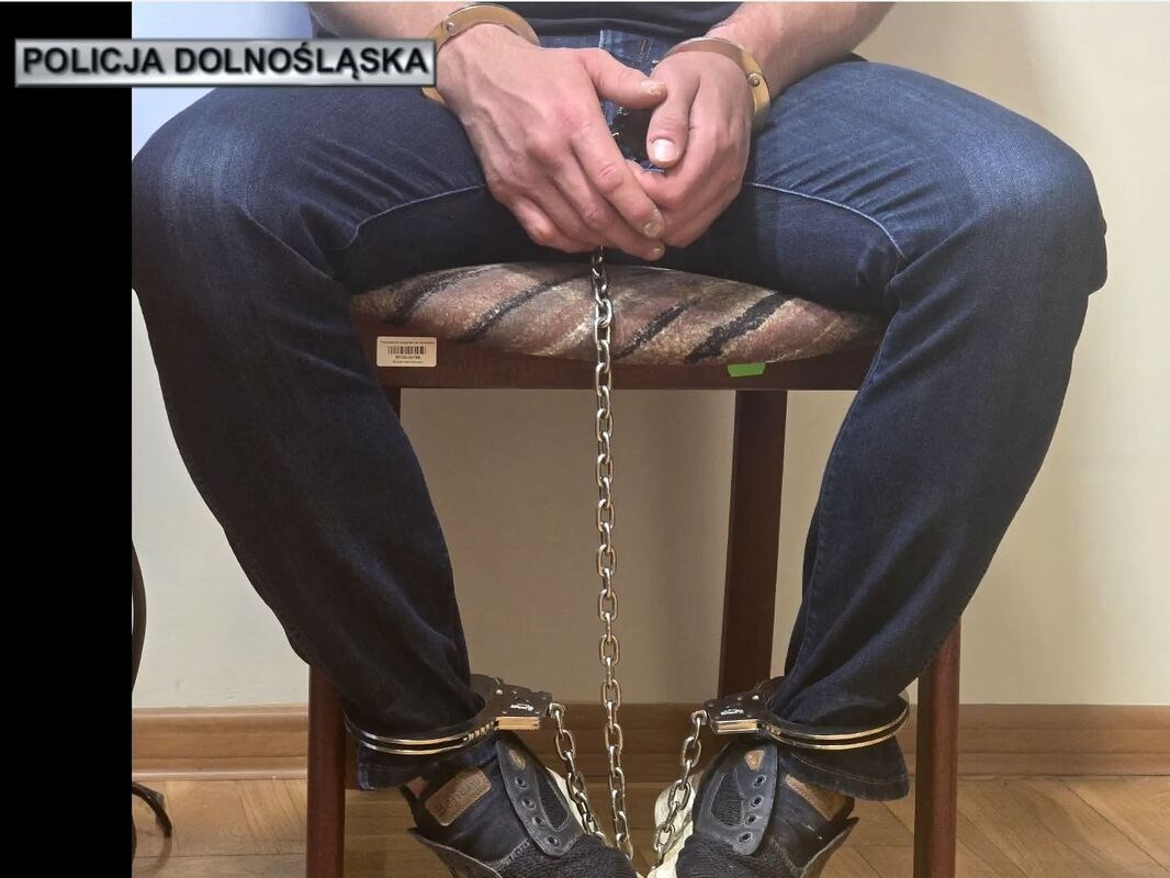 Pijany mężczyzna wystrzelił w stronę policjantów. Usłyszał zarzuty