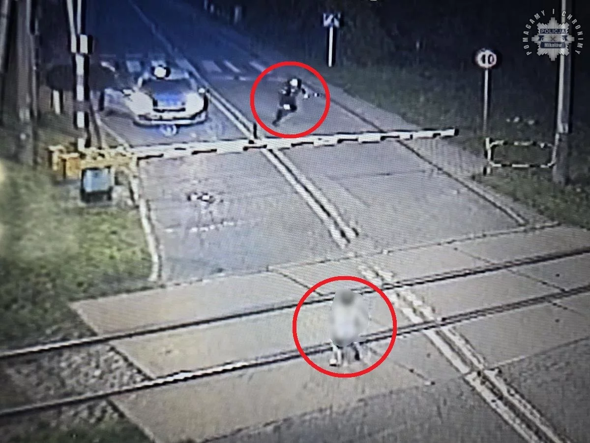 6-latek bawił się na torowisku, chwilę później nadjechał pociąg. Policjanci zapobiegli tragedii