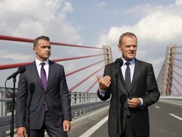 Sławomir Nowak (L) i Donald Tusk na moście w Kwidzynie (fot. Michal Fludra / Newspix.pl)