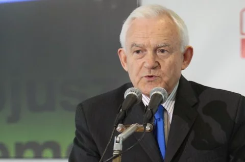 - Chcemy, żeby to było święto powagi, gdzie będziemy upominać się o prawa pracownicze, ale także święto radości - mówi o pochodzie pierwszomajowym szef SLD Leszek Miller (fot. PAP/Radek Pietruszka)