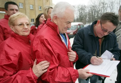 Podpisy pod wnioskiem o referendum w sprawie emerytur zbierał m.in. Leszek Miller (fot. PAP/Piotr Polak)