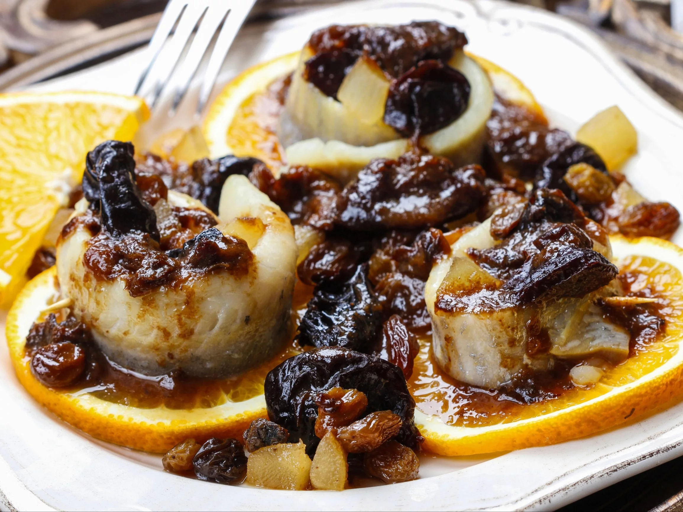 Śledź ze śliwkami i rodzynkami