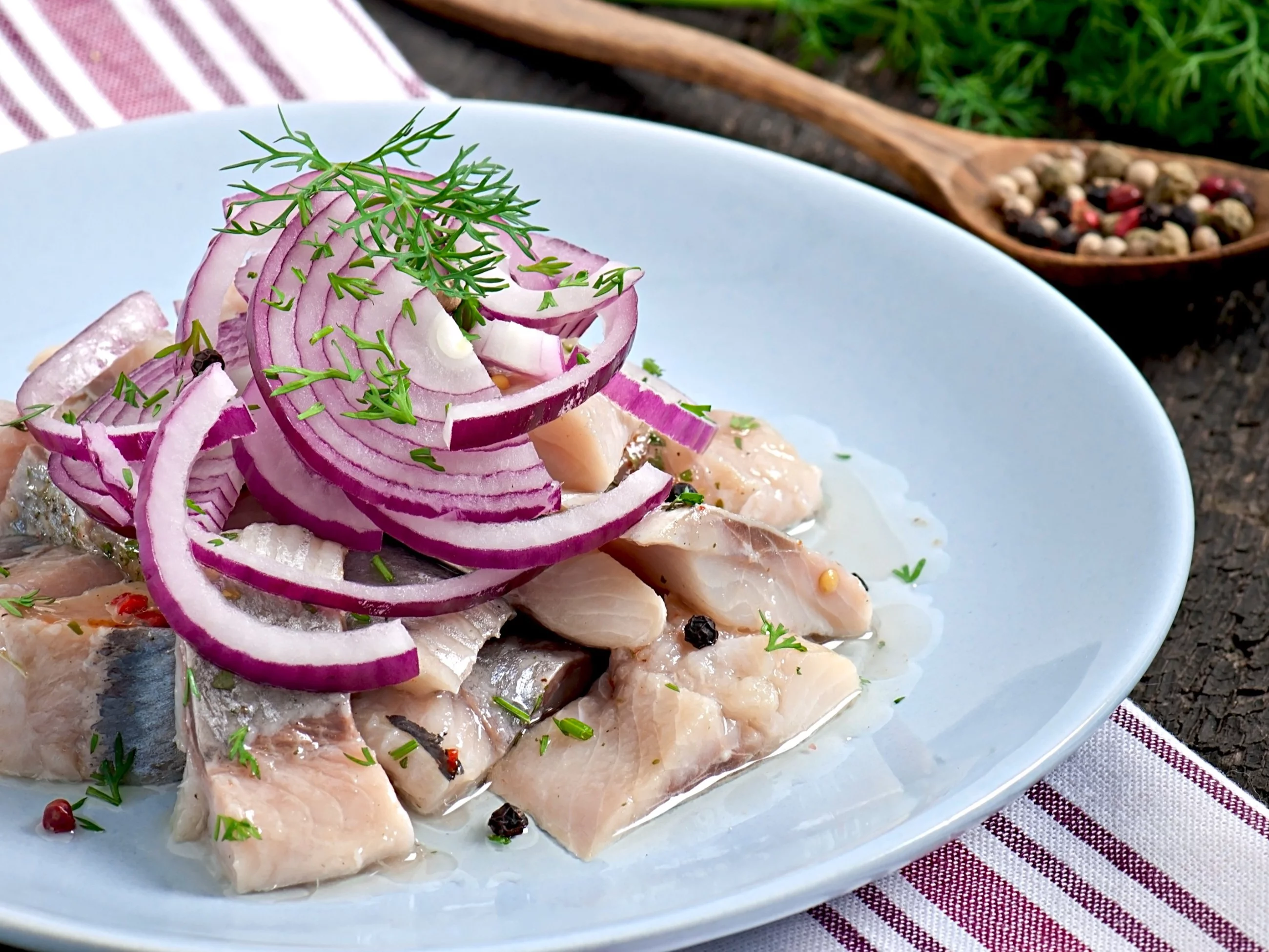 Śledzie dziadka Henryka znikały ze stołu w minutę. Dwa drobiazgi dodane na końcu robią całą robotę