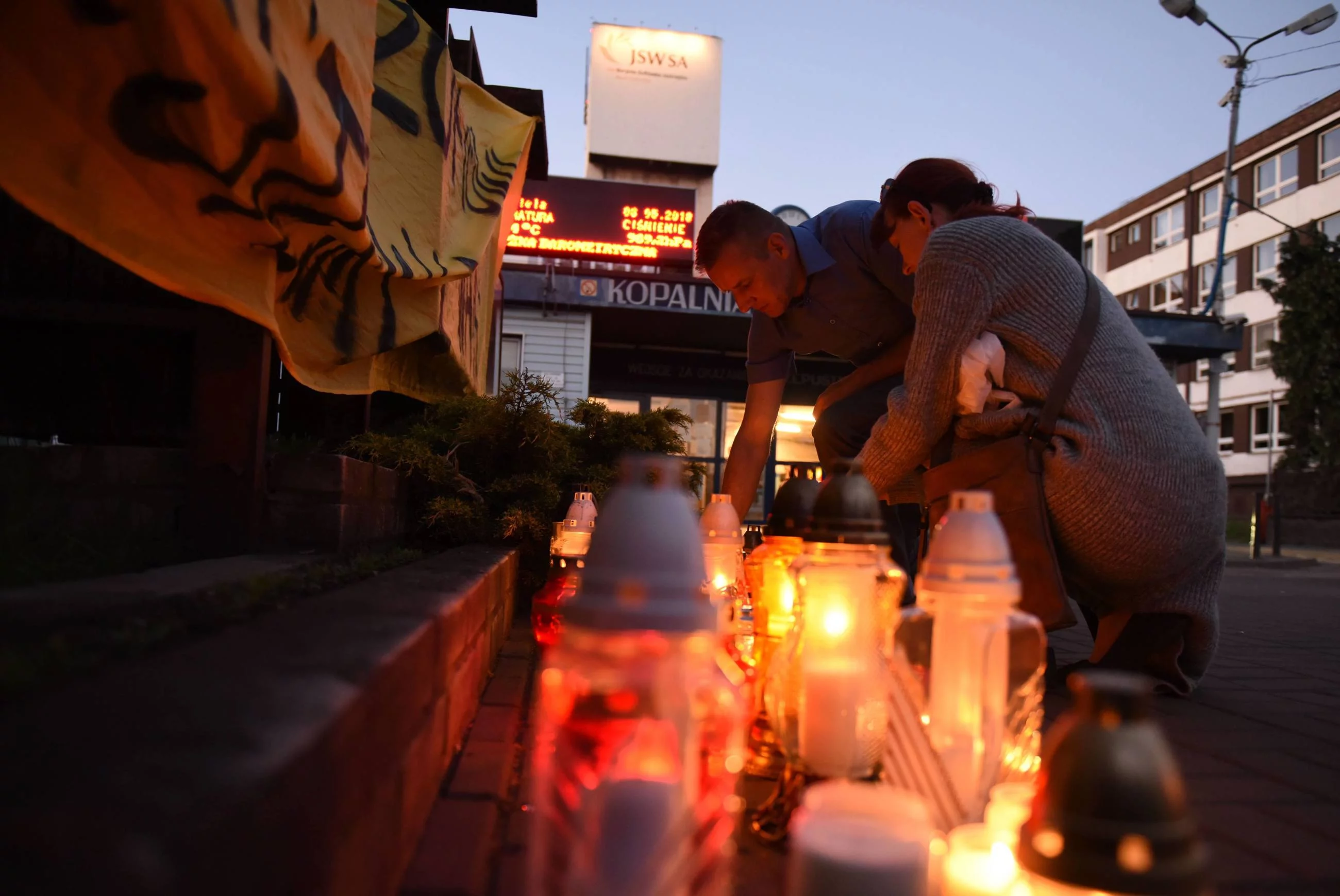 Znicze przed kopalnią Zofiówka