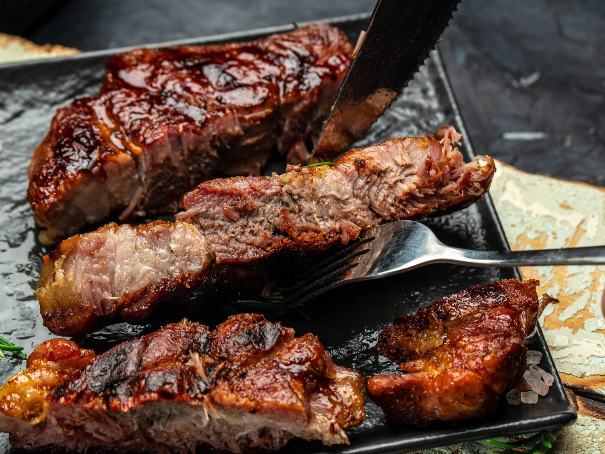 Do karkówki na grilla dodaję coś słodkiego. Dzięki temu mięso jest soczyste i nie wysycha