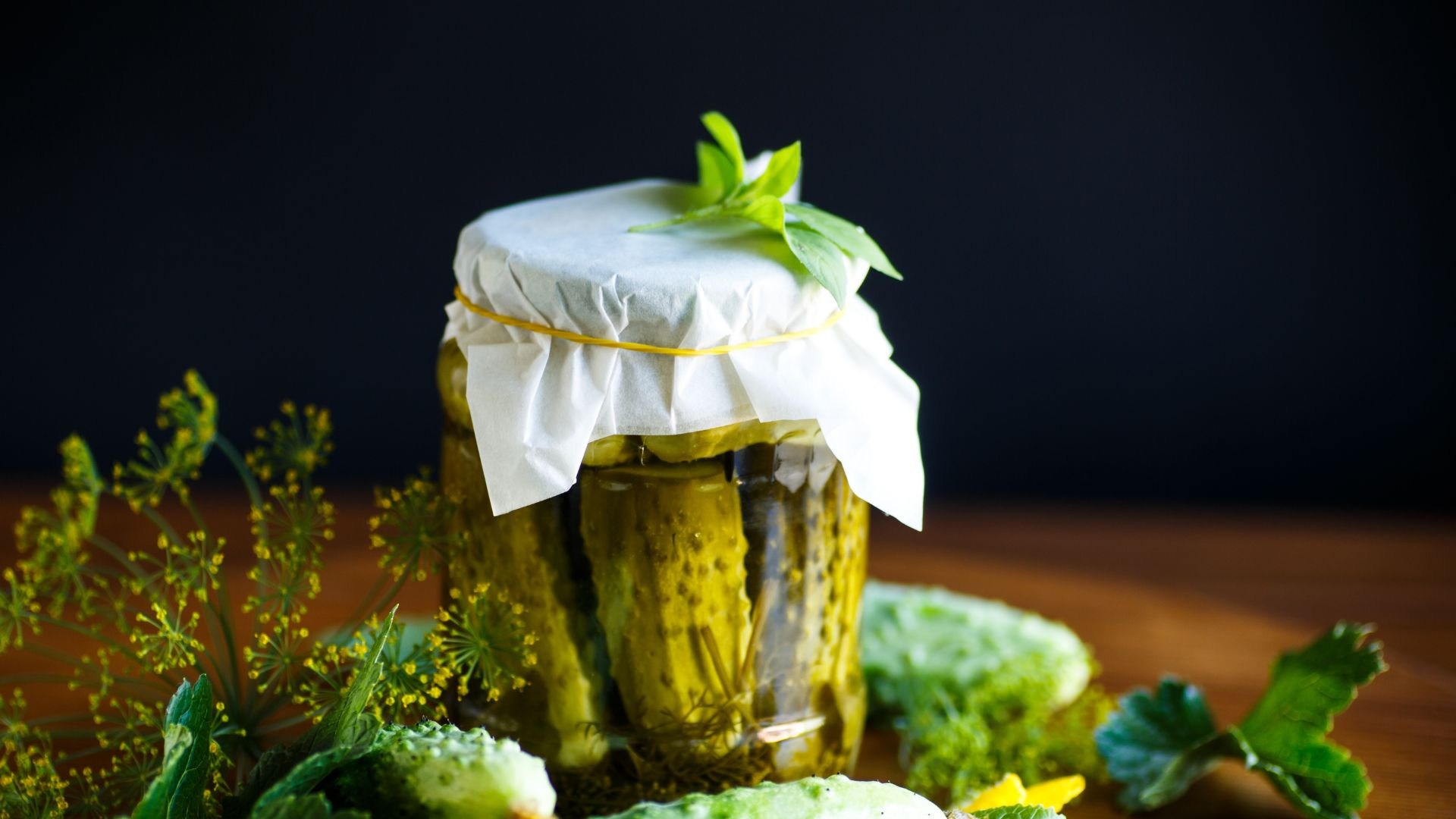 Babcia zawsze dodaje tylko jeden rodzaj kopru do kiszenia ogórków. Wychodzą idealne