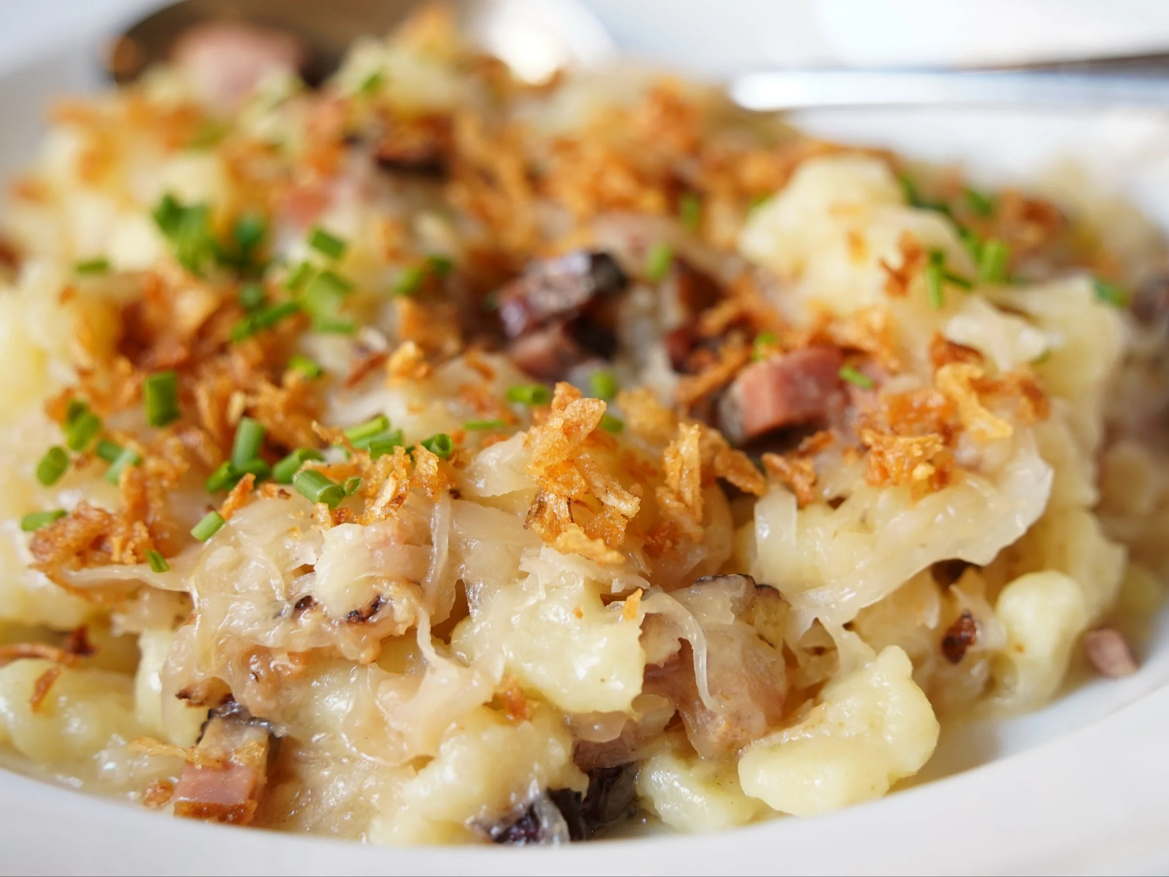 Kluski z boczkiem i cebulką