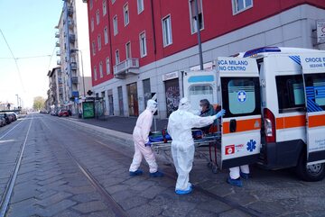 Służby medyczne na ulicach Mediolanu