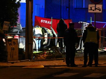 Służby na miejscu śmiertelnego wypadku przy ul. Dąbrówki w Międzyzdrojach, gdzie samochód osobowy wjechał w grupę pieszych, 23 grudnia