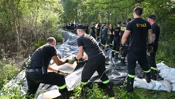 Służby na wale osiedla Marszowice we Wrocławiu