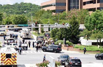 Służby przed siedzibą "Capital Gazette"