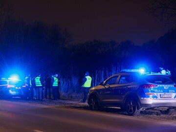 Służby w miejscu wypadku samolotu pasażerskiego Cessna w okolicach ul. Kadetów w warszawskim Wawrze