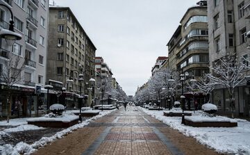 Słynny deptak „Vitosha”, jedna z najpopularniejszych ulic w Sofii, stolicy Bułgarii. 1 kwietnia 2020 r.