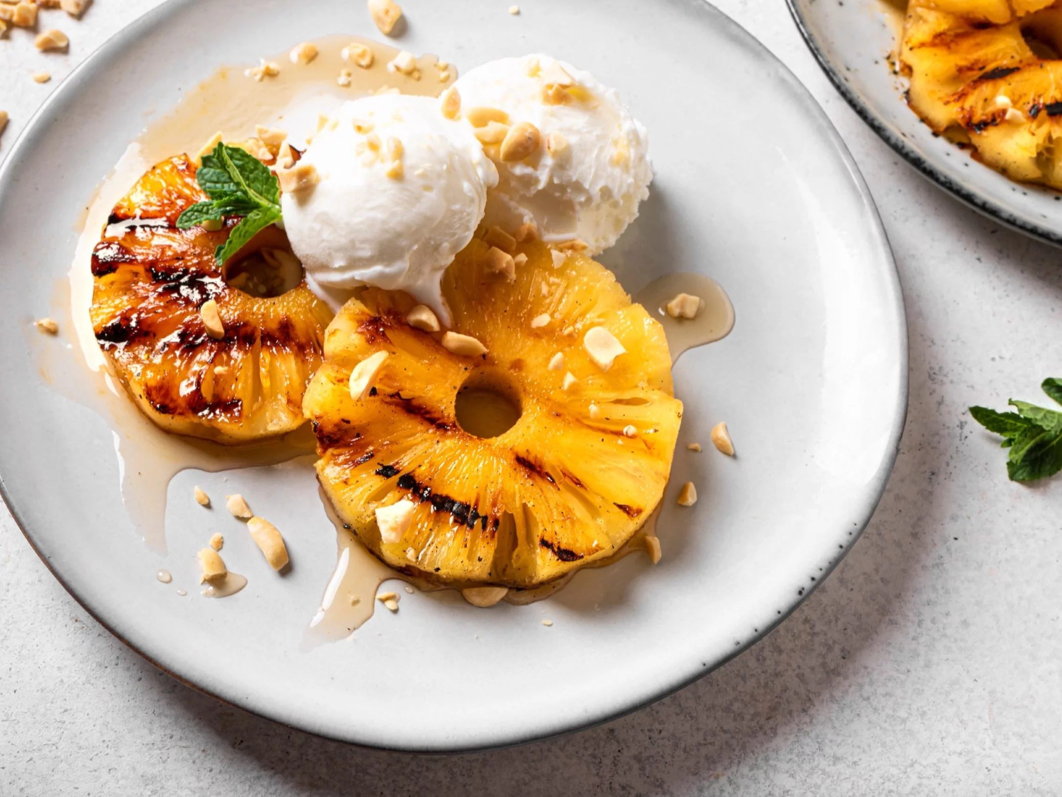 Grillowany ananas z lodami