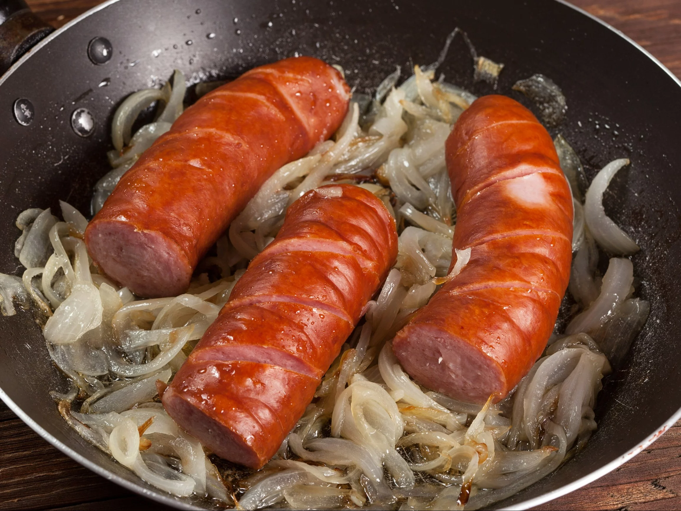 Kiełbasa z cebulą