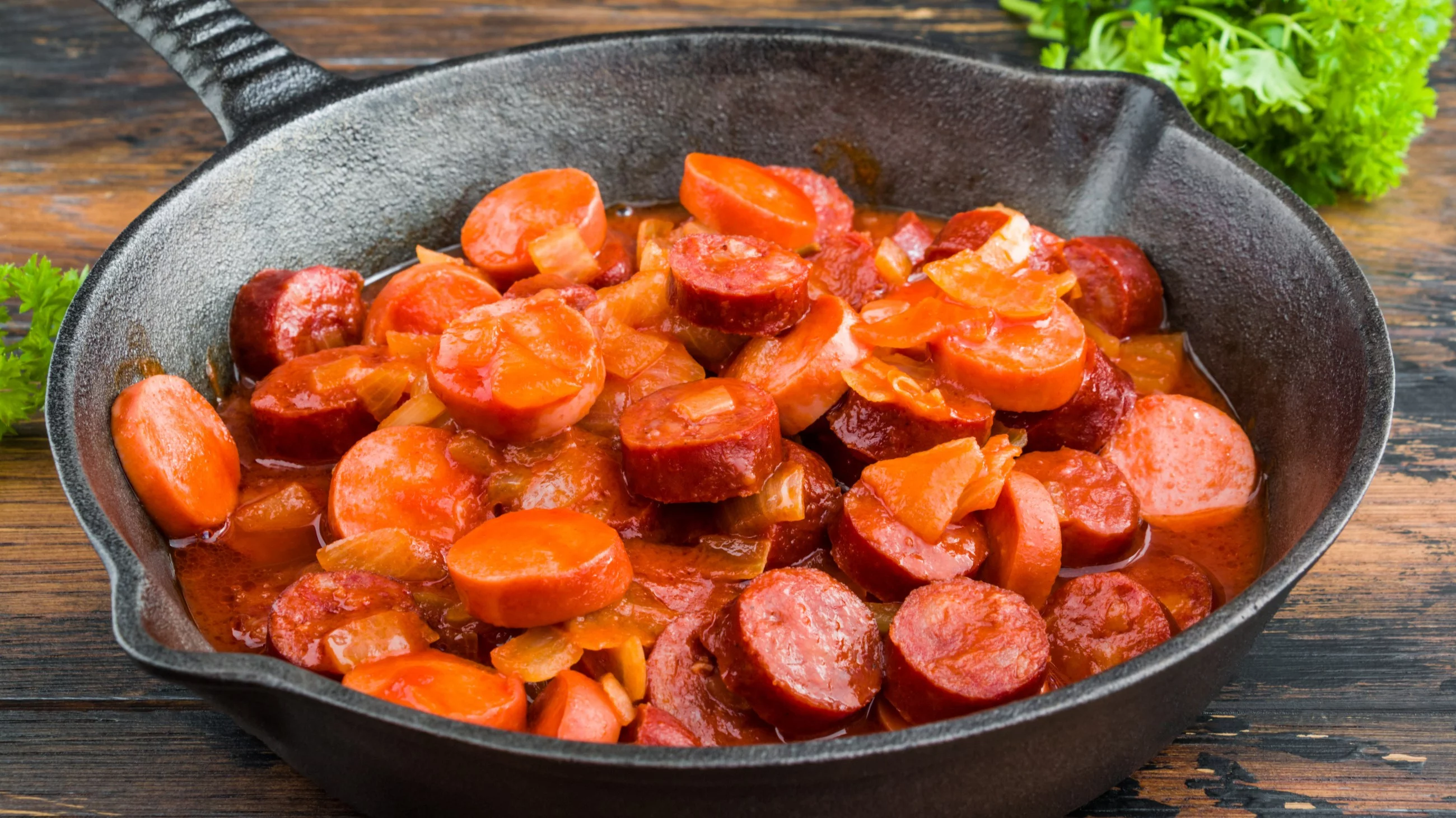 Kiełbasa z cebulką w sosie ketchupowym