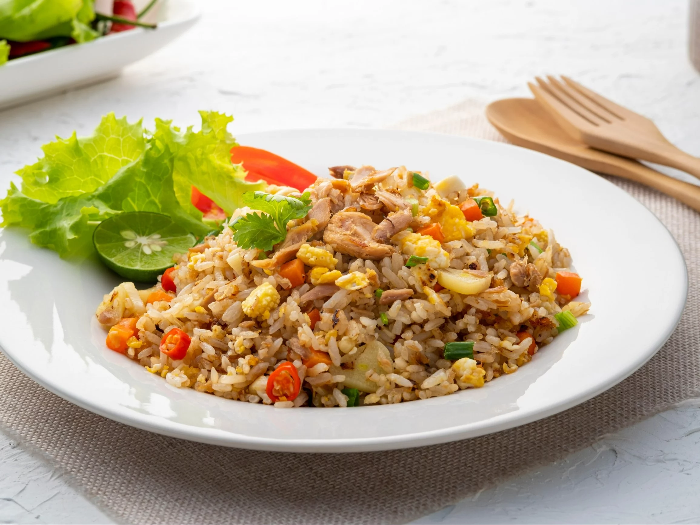 Smażony ryż z tuńczykiem z puszki i jajkiem