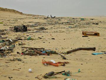 Śmieci na plaży/zdjęcie poglądowe