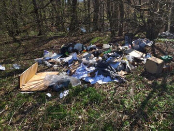 Śmieci znalezione przez leśniczego