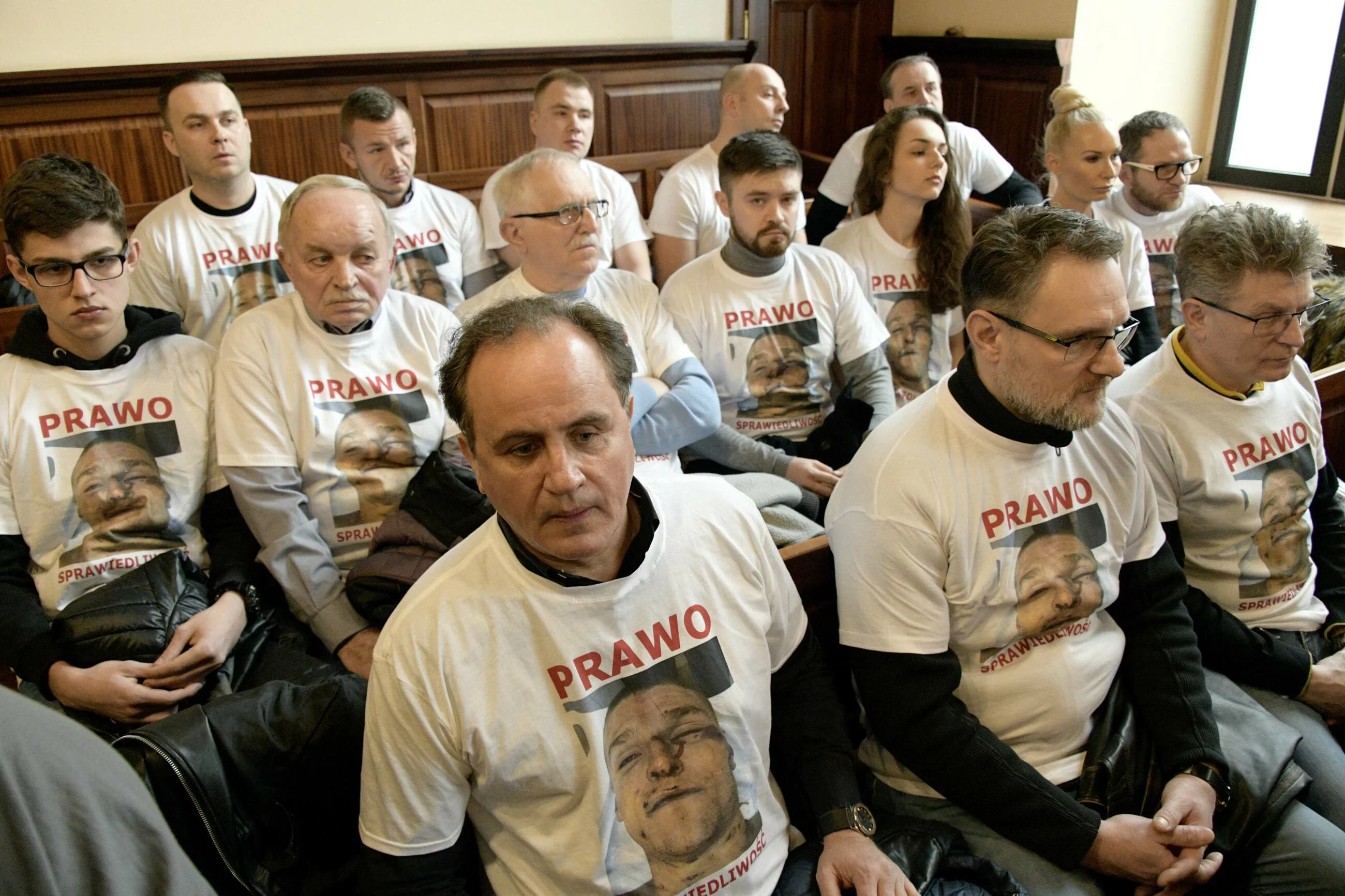 Publiczność podczas procesu w sprawie śmierci Igora Stachowiaka w geście protestu przeciwko brutalności policji założyła koszulki, jakie ojciec Stachowiaka potajemnie zrobił podczas sekcji zwłok syna