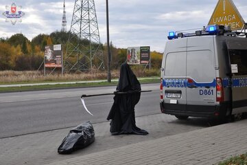 Śmierć stojąca nad ofiarą wypadku drogowego