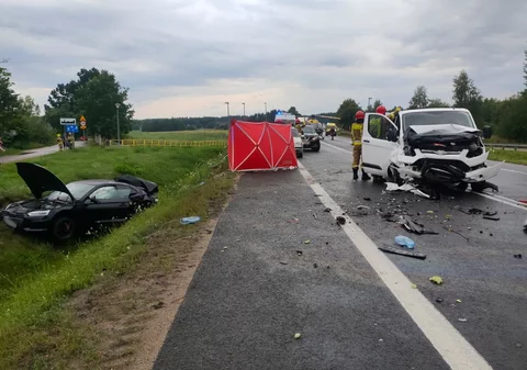 Zderzenie busa z osobówką na DK 16