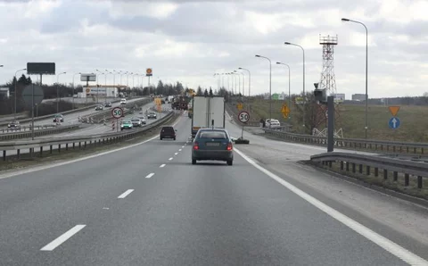 Fotoradary stoją już przy drogach. Teraz miałyby zawisnąć nad drogami (fot. MICHAL FLUDRA / newspix.pl)