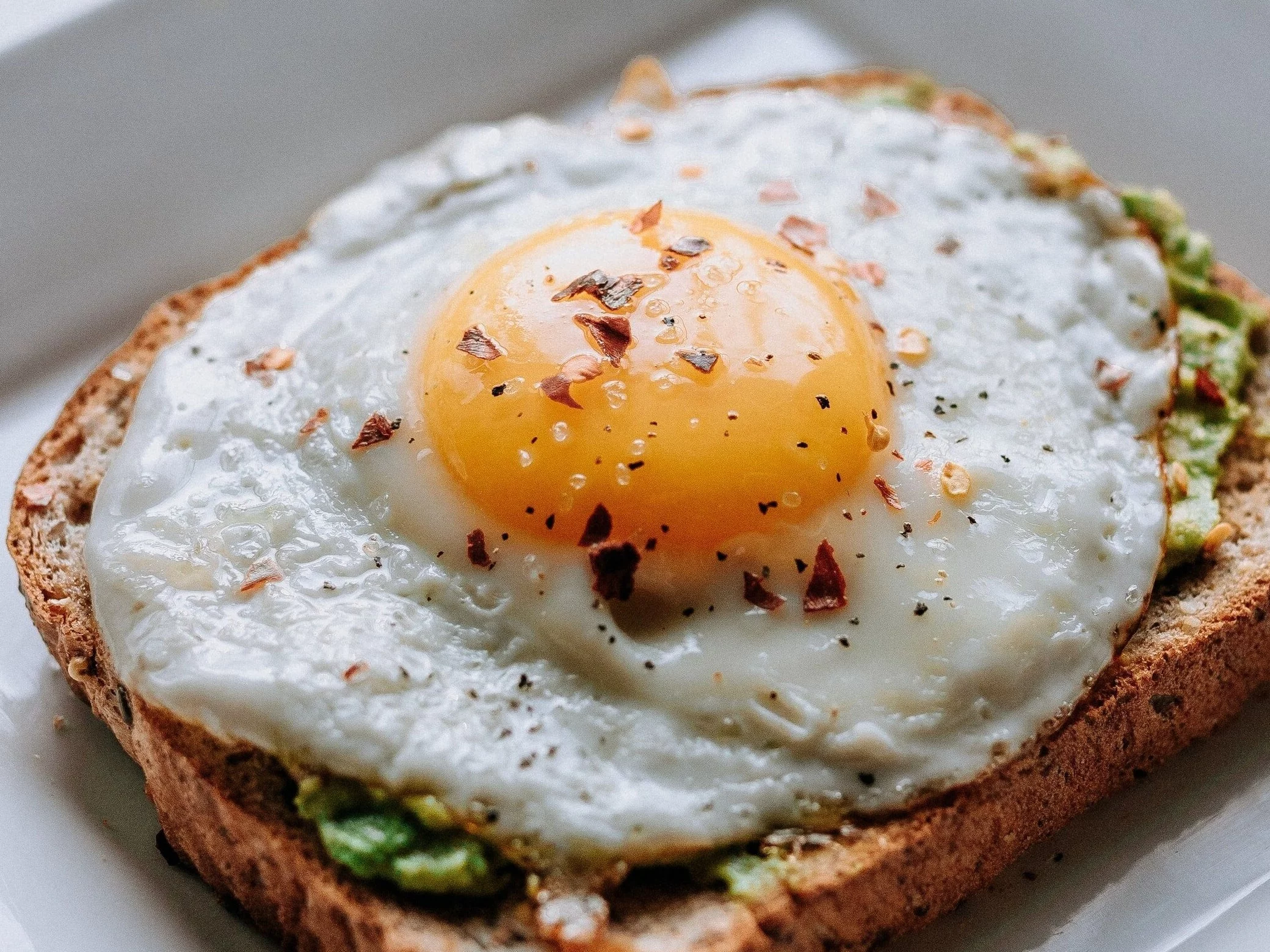 Pełnoziarnisty tost z jajkiem