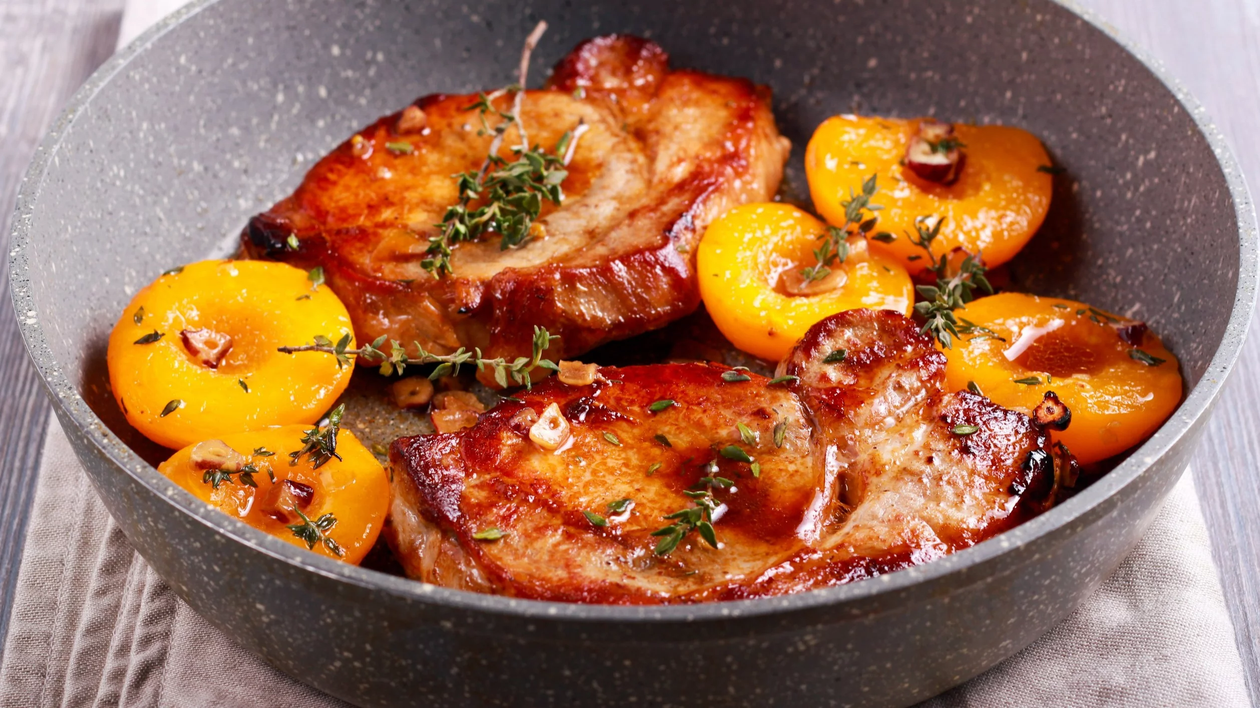 Schab z brzoskwiniami i tymiankiem