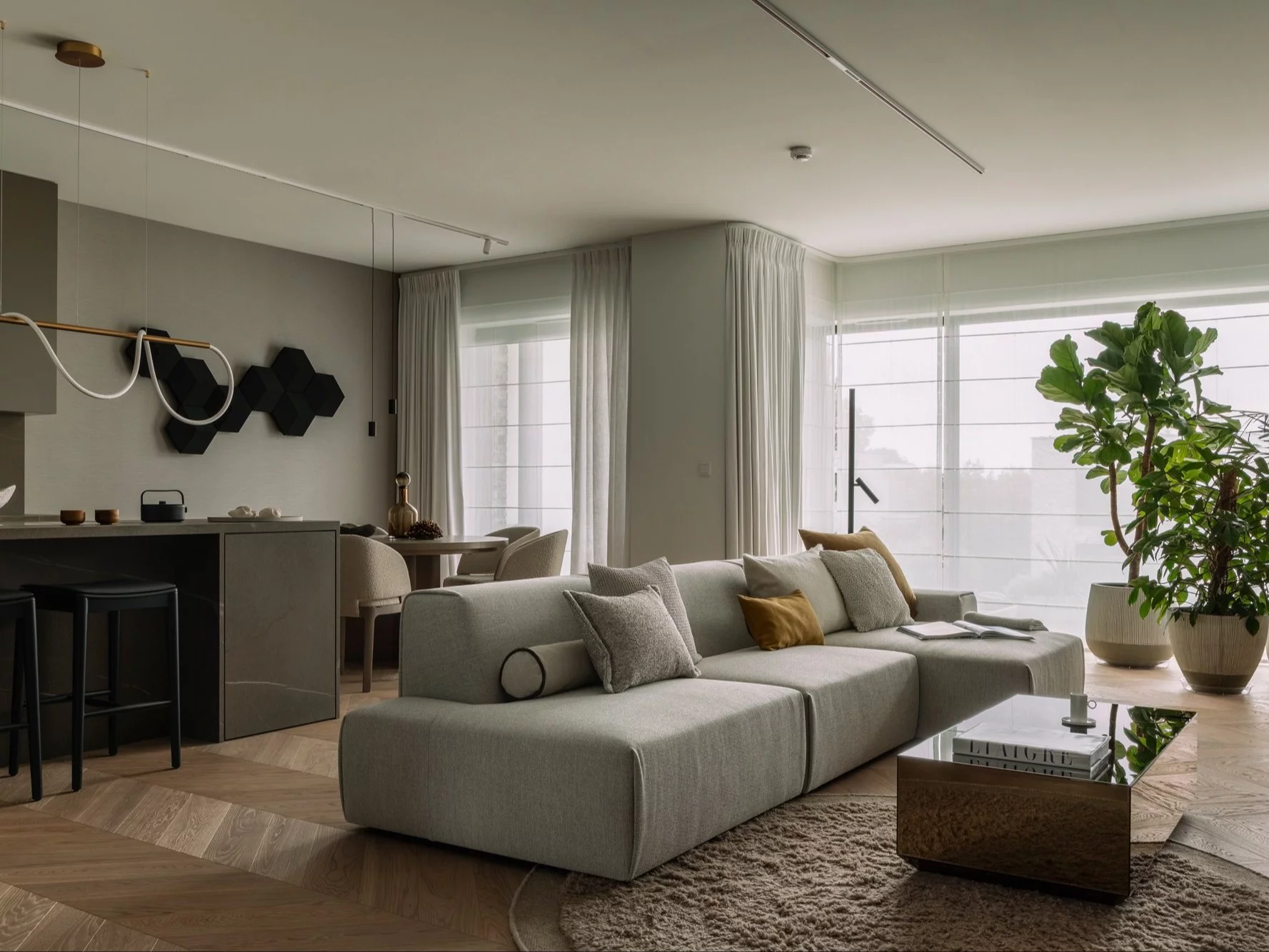 Apartament na warszawskim Mokotowie zaprojektowany przez VIA NOVA – przykład soft architecture, w której technologia KNX, stonowana paleta taupe i konsekwencja materiałowa budują ponadczasowy klimat