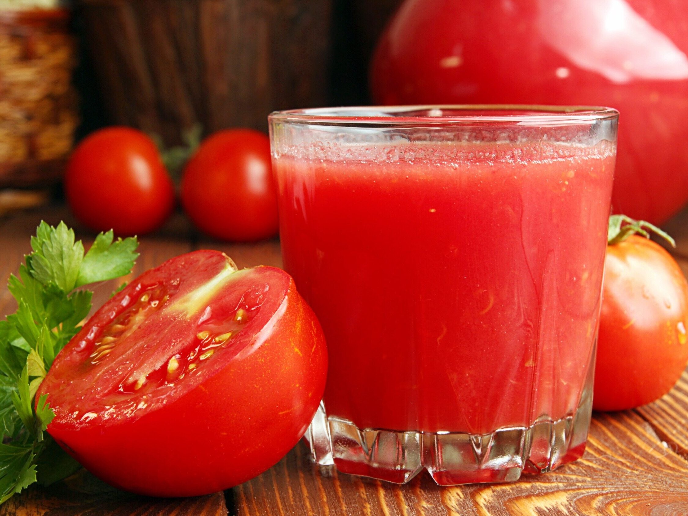 Какие вещества содержатся в томатном соке. Томатный сок. Свежевыжатый томатный сок. Помидор сок. Стакан томатного сока.