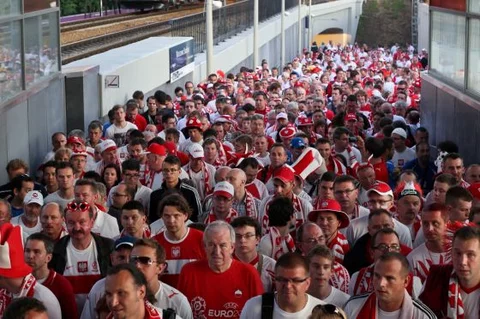 Kibice przechodzą ze Stadionu Narodowego na stację Warszawa Stadion, po meczu Polska - Grecja, fot. PAP/Rafał Guz