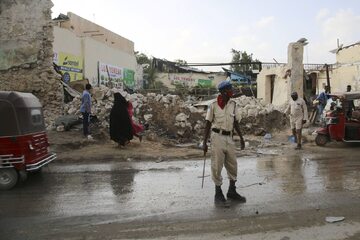 Somalia, resztki restauracji w Mogadiszu po wybuchu bomby-pułapki (marzec 2021 r.)