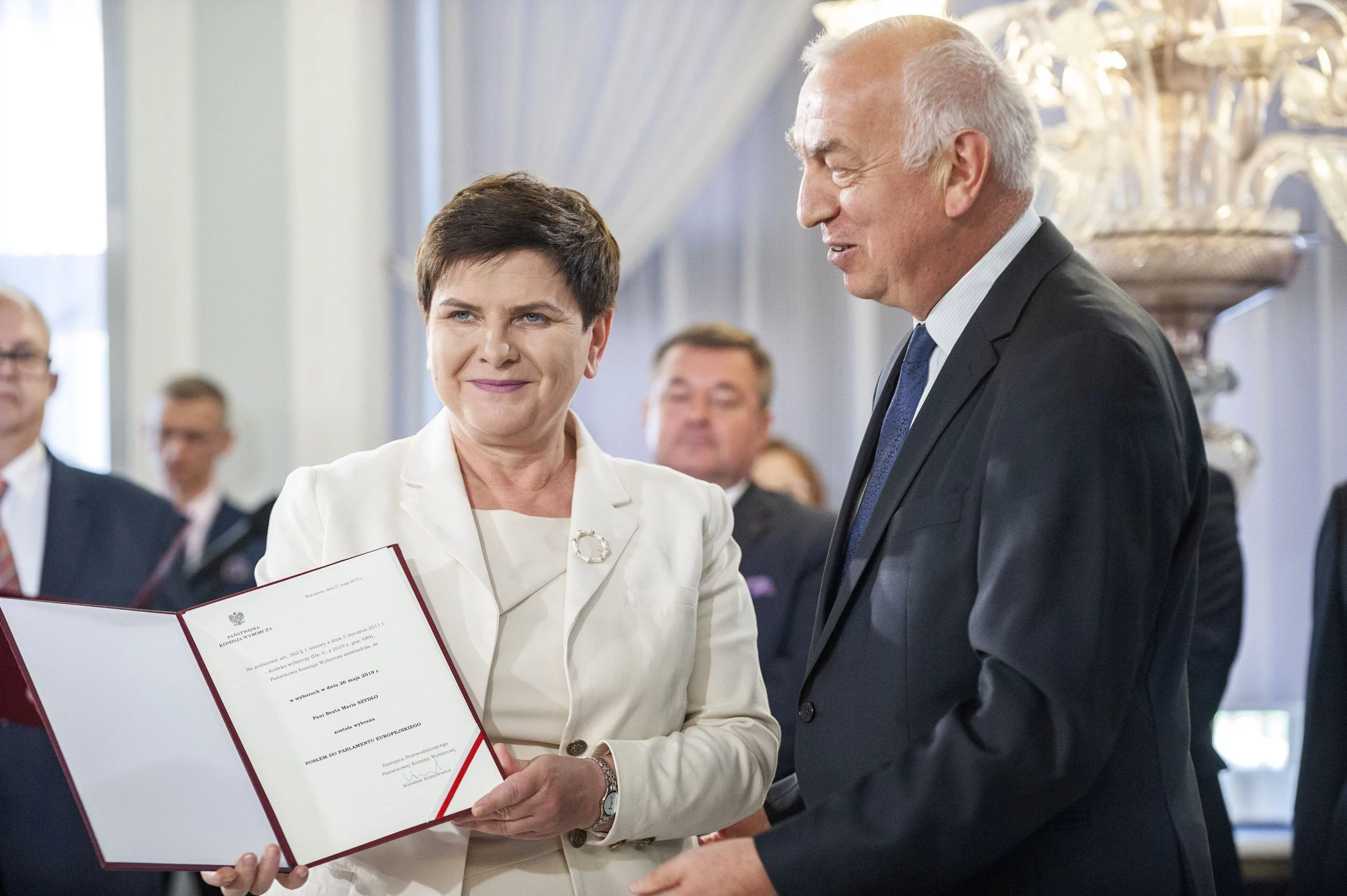 Beata Szydło z zaświadczeniem o wyborze do Parlamentu Europejskiego