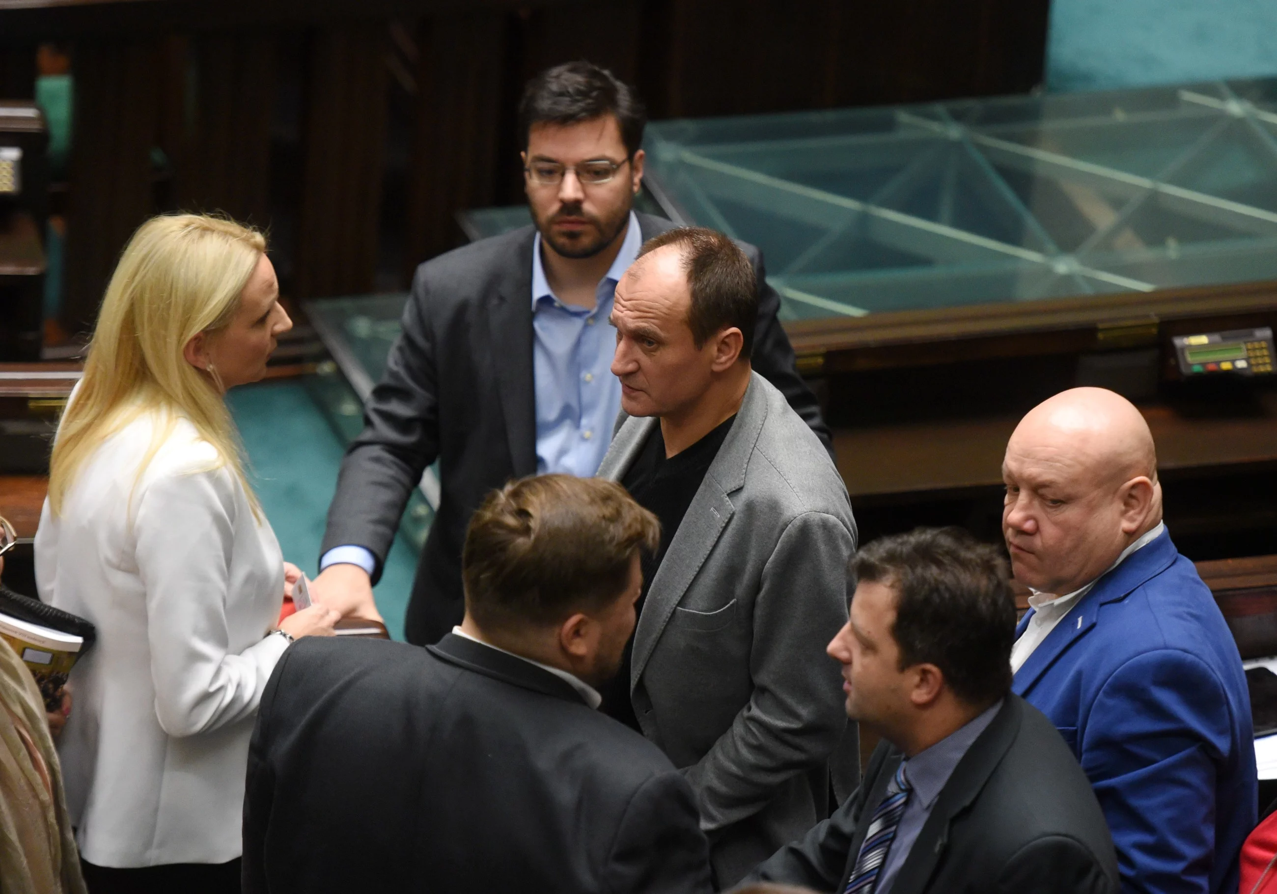 Posłowie ruchu Kukiz'15 wokół lidera Pawła Kukiza