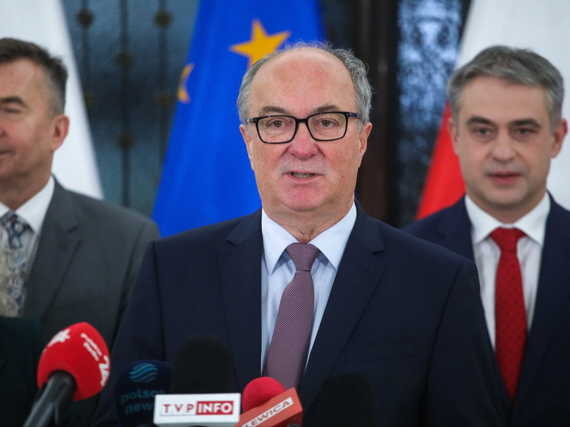 Współprzewodniczący Nowej Lewicy, wicemarszałek Sejmu Włodzimierz Czarzasty, wicepremier, minister cyfryzacji Krzysztof Gawkowski oraz minister nauki Dariusz Wieczorek podczas międzyresortowej konferencji prasowej Lewicy w Sejmie w Warszawie