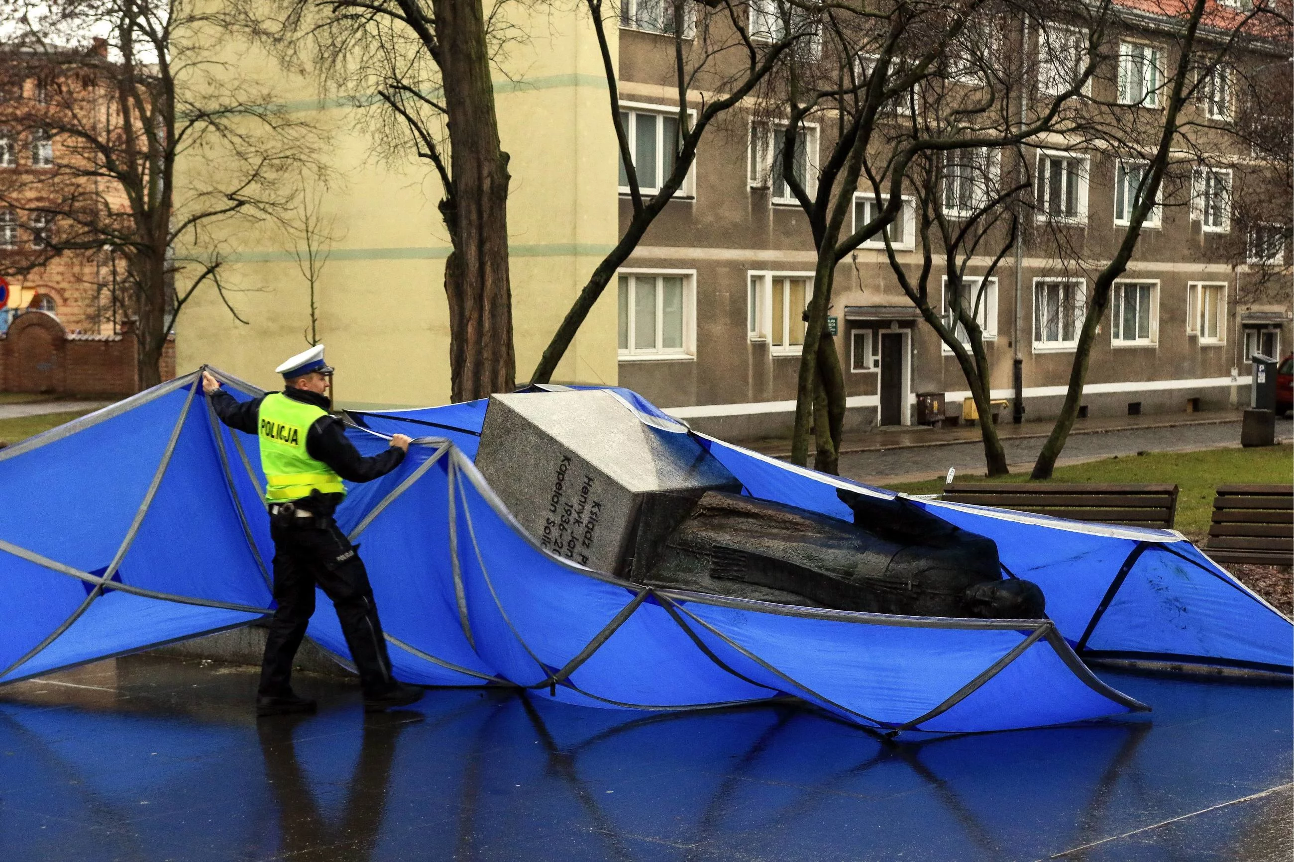 Przewrócony pomnik ks. Henryka Jankowskiego