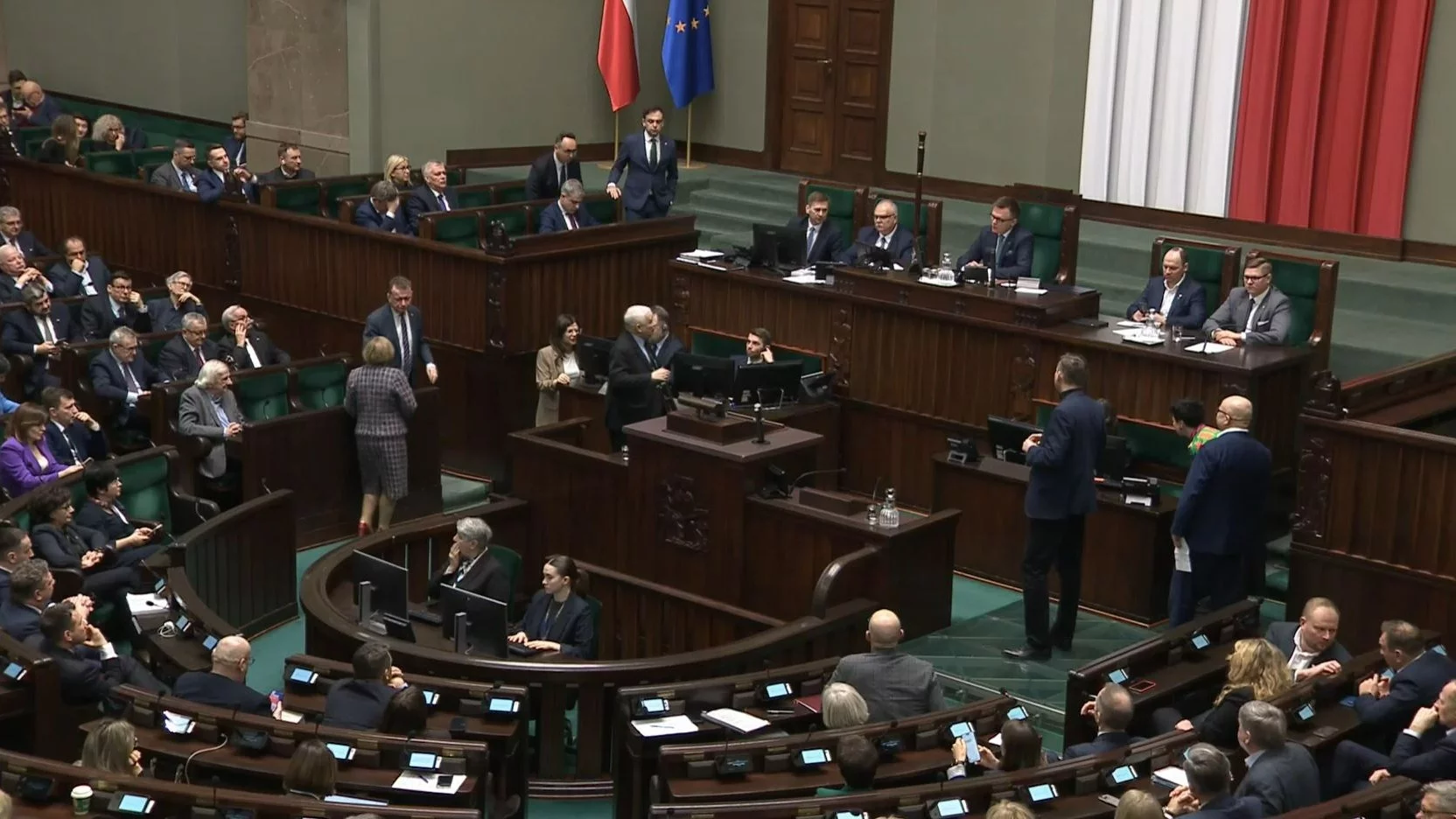 Dwie partie zyskują, jedna traci. Tak wypadła czołowa trójka w najnowszym sondażu