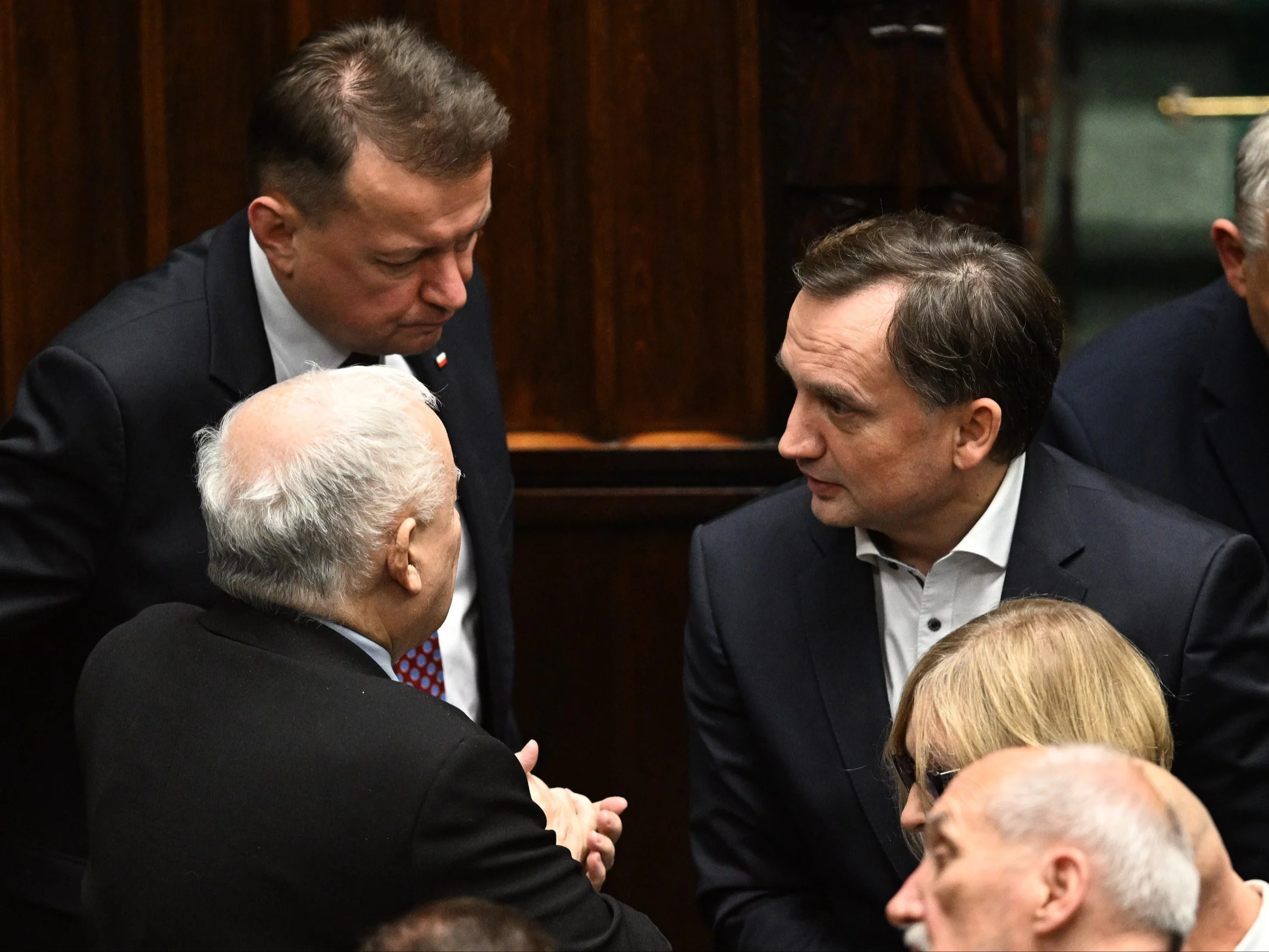 Mariusz Błaszczak, Jarosław Kaczyński (tyłem) i Zbigniew Ziobro