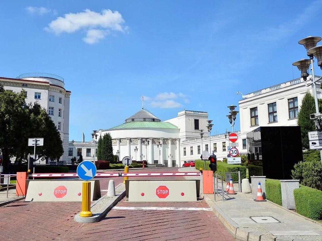 Wjazd do Sejmu od ul. Górnośląskiej. To tu ma stanąć nowa brama