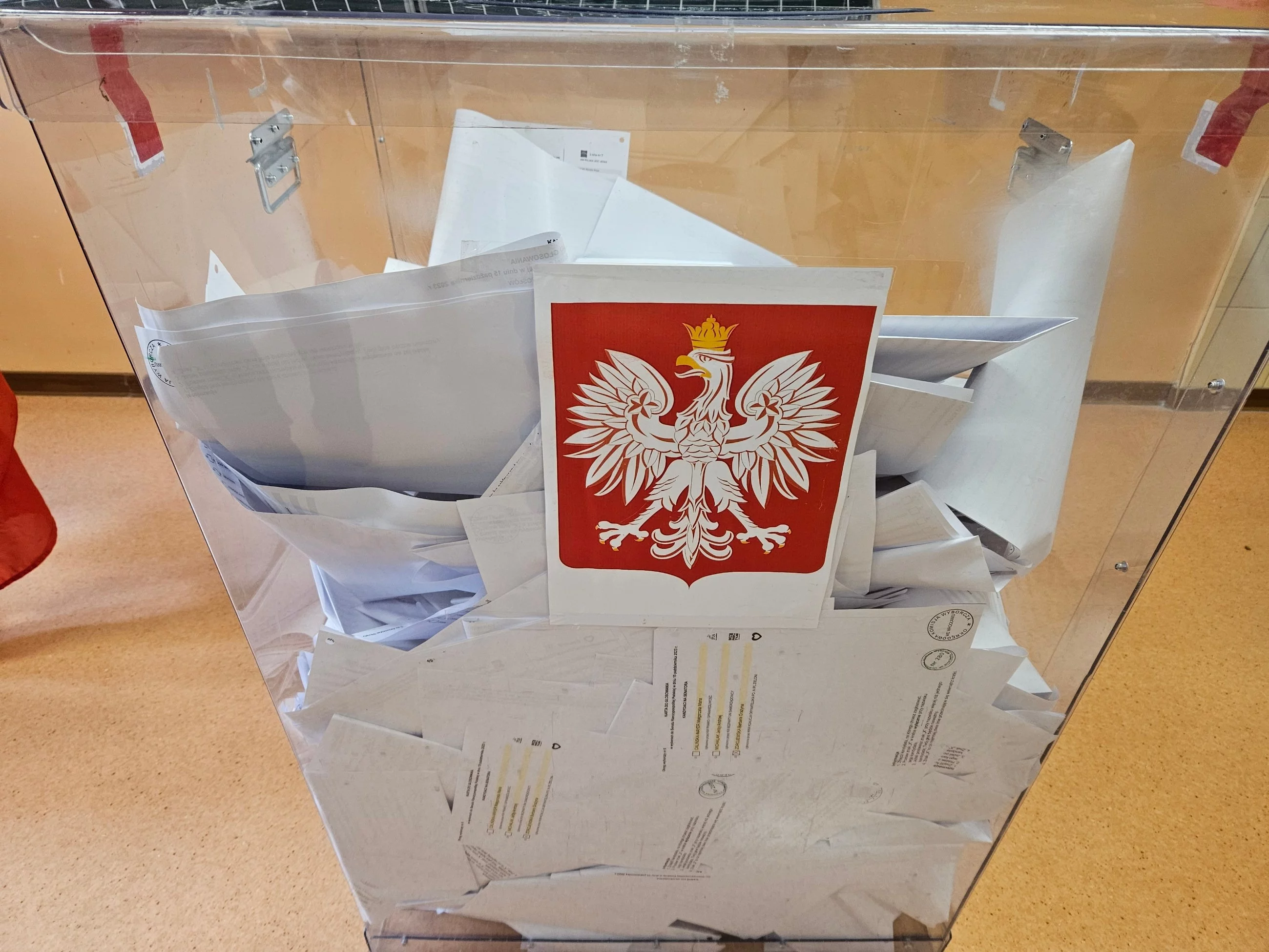 Prezydencki wyścig bez fajerwerków. Gospodarz na czele. Jest jedno poważne zaskoczenie