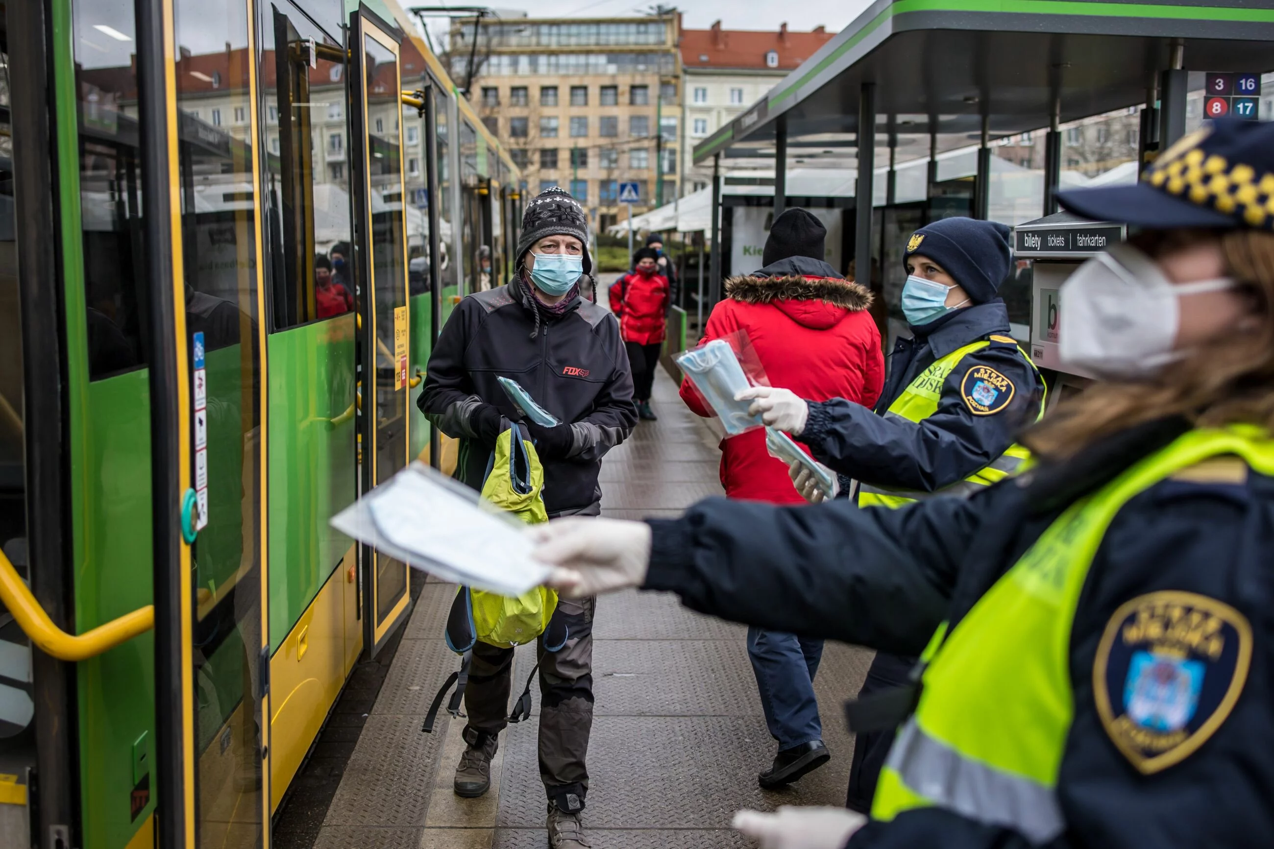 Straż miejska rozdaje maseczki na ulicy. Poznań, 8 kwietnia